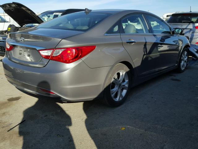 5NPEC4AC4DH532468 - 2013 HYUNDAI SONATA SE GRAY photo 4