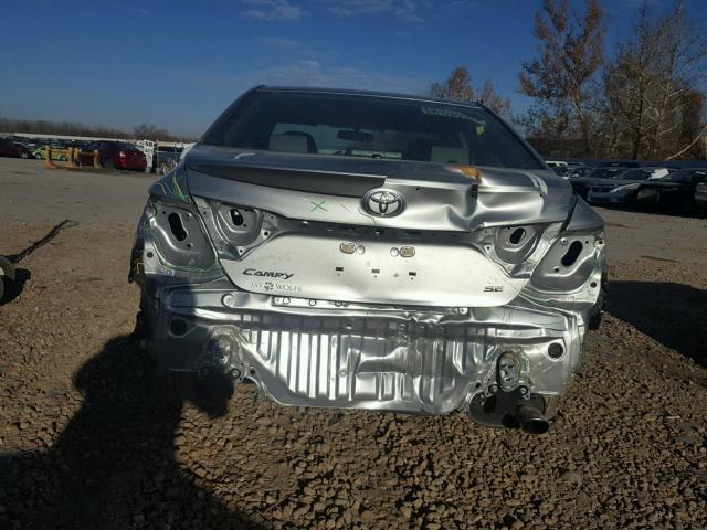 4T1BF1FK4GU218561 - 2016 TOYOTA CAMRY LE 银色 照片 9