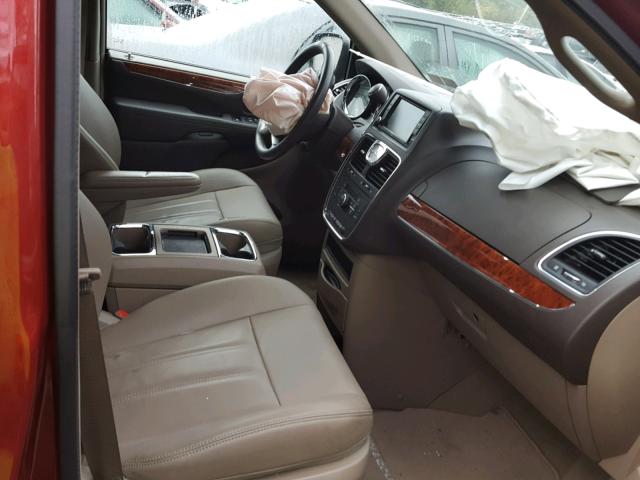 2C4RC1BG0GR304721 - 2016 CHRYSLER TOWN & COU RED photo 5