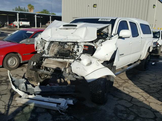 5TEKU72N76Z313599 - 2006 TOYOTA TACOMA DOU WHITE photo 2