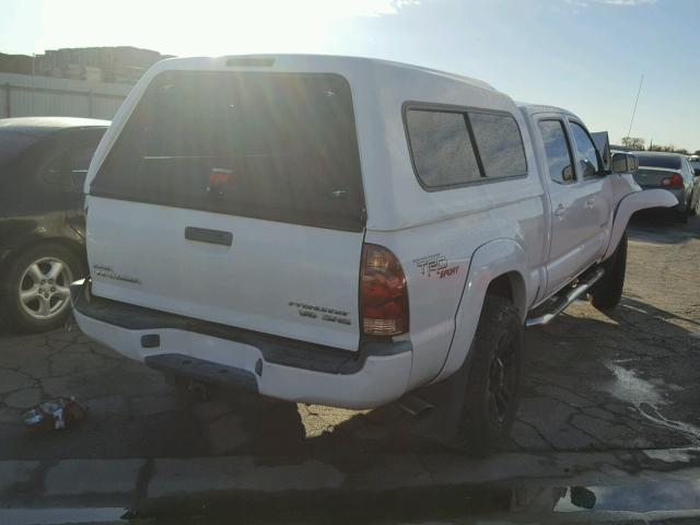 5TEKU72N76Z313599 - 2006 TOYOTA TACOMA DOU WHITE photo 4