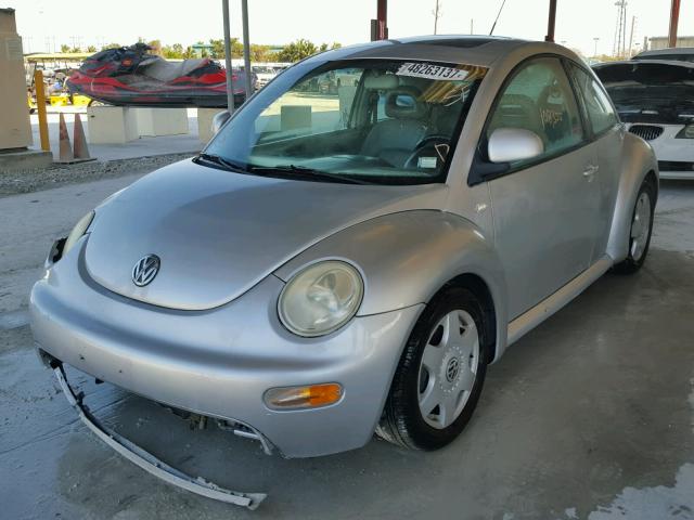 3VWDD21C9YM417620 - 2000 VOLKSWAGEN NEW BEETLE ვერცხლისფერი ფოტო 2