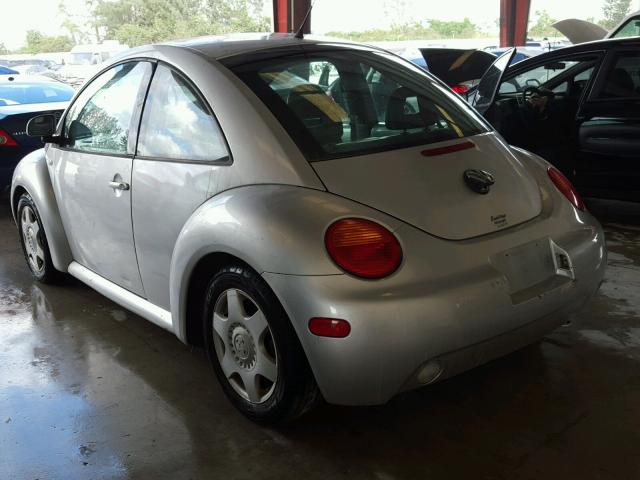 3VWDD21C9YM417620 - 2000 VOLKSWAGEN NEW BEETLE SILVER photo 3