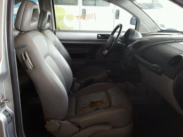 3VWDD21C9YM417620 - 2000 VOLKSWAGEN NEW BEETLE ვერცხლისფერი ფოტო 5