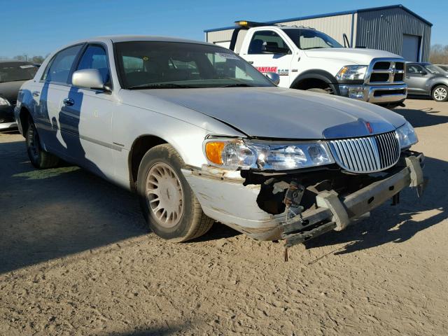 1LNHM83W81Y696918 - 2001 LINCOLN TOWN CAR C SILVER photo 1