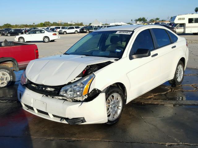 1FAHP35NX9W138486 - 2009 FORD FOCUS SE WHITE photo 2