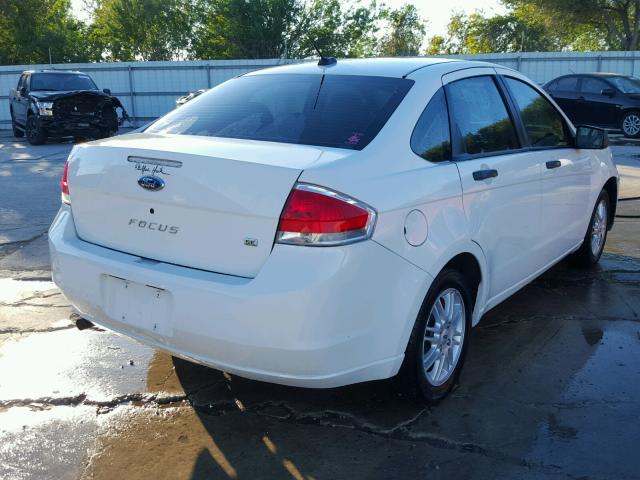 1FAHP35NX9W138486 - 2009 FORD FOCUS SE WHITE photo 4