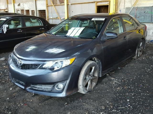 4T1BK1FK7CU517595 - 2012 TOYOTA CAMRY SE GRAY photo 2