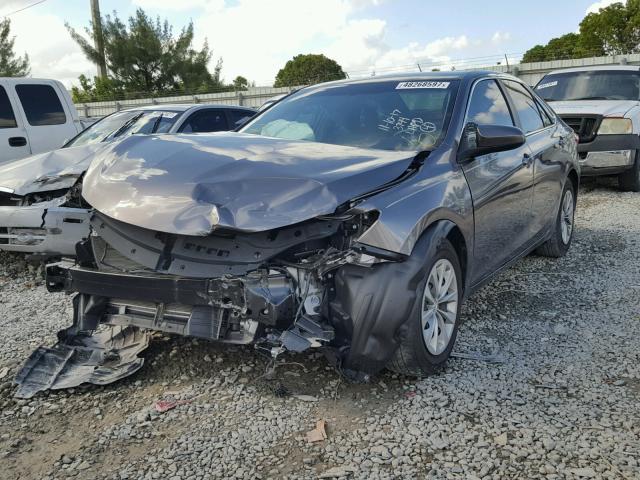 4T1BF1FK4GU153744 - 2016 TOYOTA CAMRY LE ნაცრისფერი ფოტო 2
