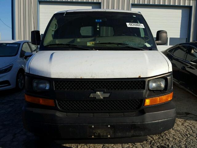 1GAGG25K481161532 - 2008 CHEVROLET EXPRESS G2 WHITE photo 9