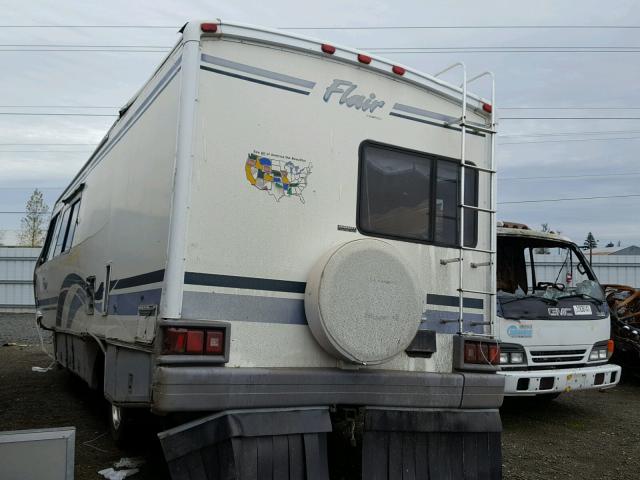 1GBKP37J5W3304991 - 1998 CHEVROLET P30 WHITE photo 3