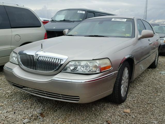 1LNHM82W23Y674918 - 2003 LINCOLN TOWN CAR S SILVER photo 2