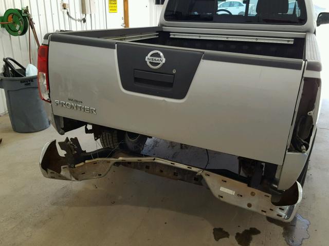 1N6AD06W55C413359 - 2005 NISSAN FRONTIER K SILVER photo 9