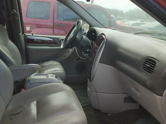 2C8GP64LX5R226849 - 2005 CHRYSLER TOWN & COU RED photo 5