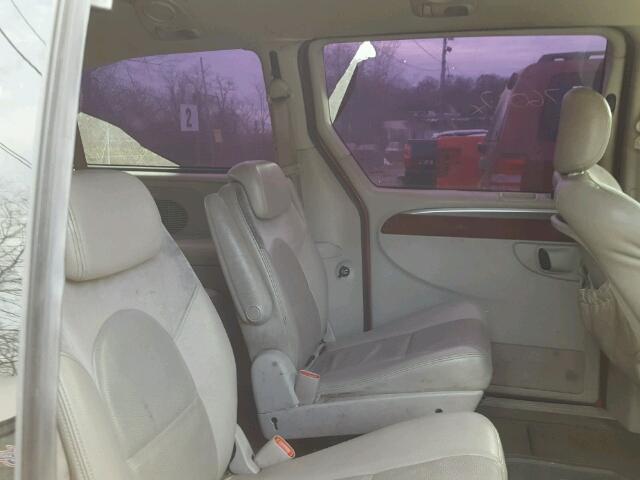2C8GP64LX5R226849 - 2005 CHRYSLER TOWN & COU RED photo 6