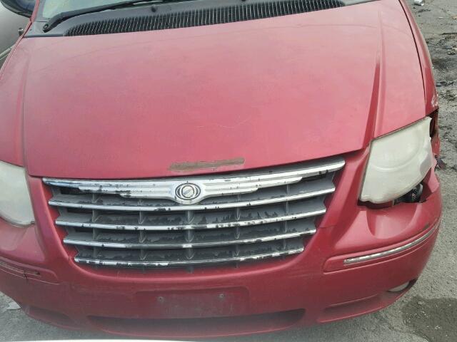 2C8GP64LX5R226849 - 2005 CHRYSLER TOWN & COU RED photo 7