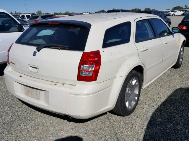 2D4FV48TX5H571129 - 2005 DODGE MAGNUM SE WHITE photo 4