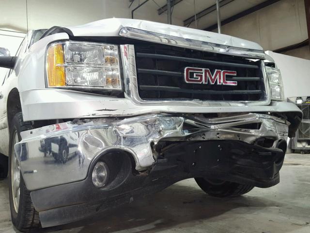 1GTR1VE07BZ223161 - 2011 GMC SIERRA C15 SILVER photo 9