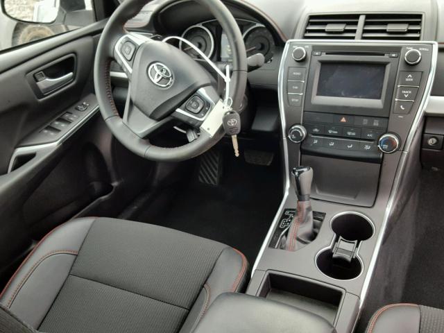 4T1BF1FKXHU440152 - 2017 TOYOTA CAMRY LE თეთრი ფოტო 9