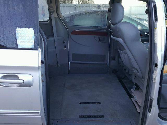 2C8GP64L35R275844 - 2005 CHRYSLER TOWN & COU SILVER photo 6