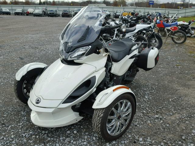 2BXNCBC17DV001503 - 2013 CAN-AM SPYDER ROA WHITE photo 2