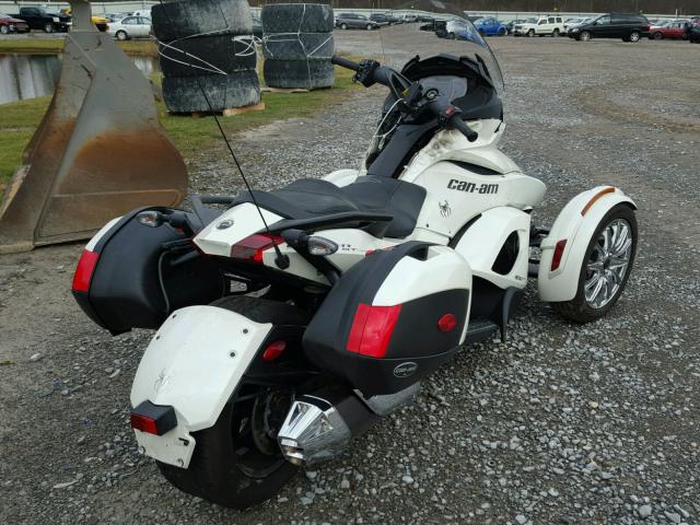 2BXNCBC17DV001503 - 2013 CAN-AM SPYDER ROA WHITE photo 4