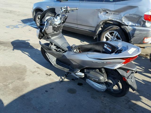 RLHKF1805GY100124 - 2016 HONDA PCX 150 SILVER photo 3