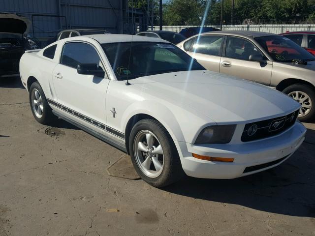 1ZVHT80N285141989 - 2008 FORD MUSTANG WHITE photo 1