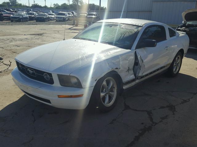 1ZVHT80N285141989 - 2008 FORD MUSTANG WHITE photo 2