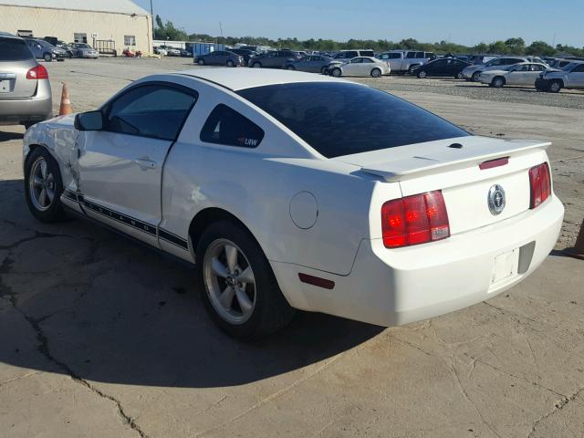 1ZVHT80N285141989 - 2008 FORD MUSTANG WHITE photo 3