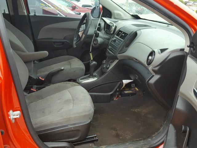 1G1JA5SH5D4158892 - 2013 CHEVROLET SONIC LS 橙色 照片 5