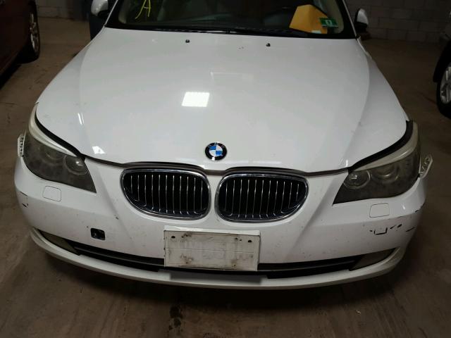 WBANV13548CZ56223 - 2008 BMW 528 XI WHITE photo 7