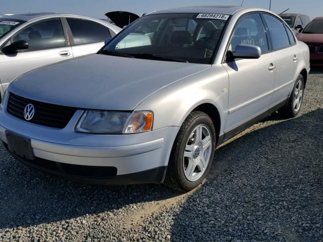 WVWPD23B9YP176477 - 2000 VOLKSWAGEN PASSAT GLX SILVER photo 2