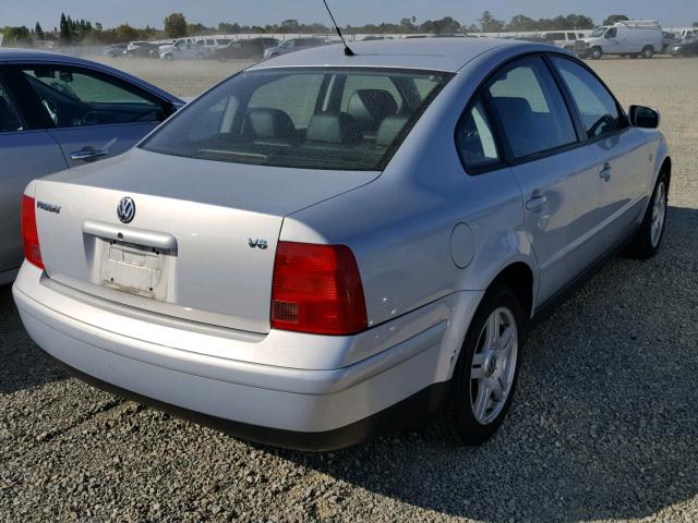 WVWPD23B9YP176477 - 2000 VOLKSWAGEN PASSAT GLX SILVER photo 4