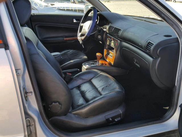 WVWPD23B9YP176477 - 2000 VOLKSWAGEN PASSAT GLX SILVER photo 5