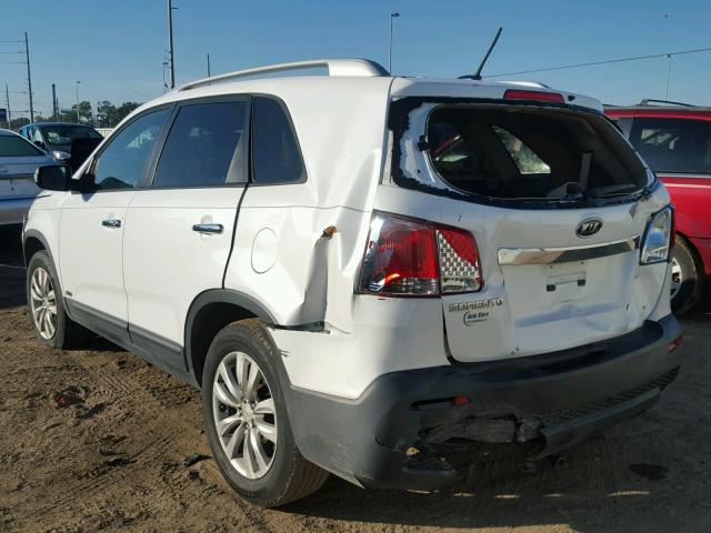 5XYKTDA21BG063046 - 2011 KIA SORENTO BA WHITE photo 3