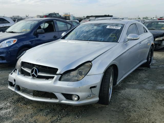 WDDDJ72X68A130877 - 2008 MERCEDES-BENZ CLS 550 SILVER photo 2