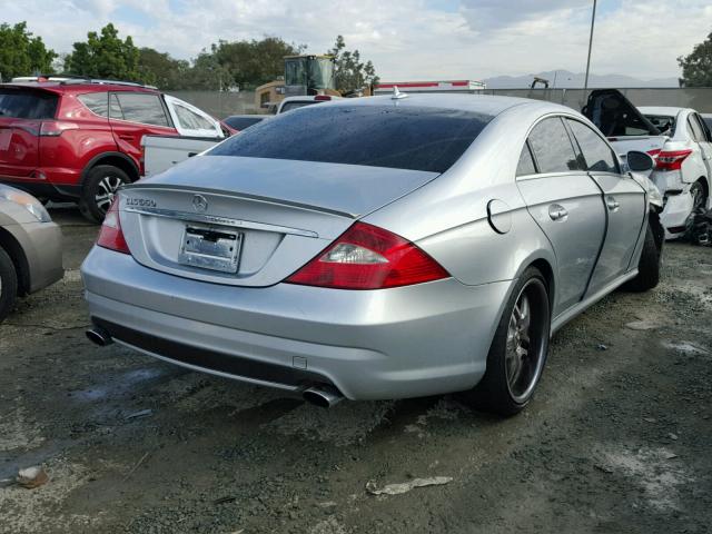 WDDDJ72X68A130877 - 2008 MERCEDES-BENZ CLS 550 SILVER photo 4