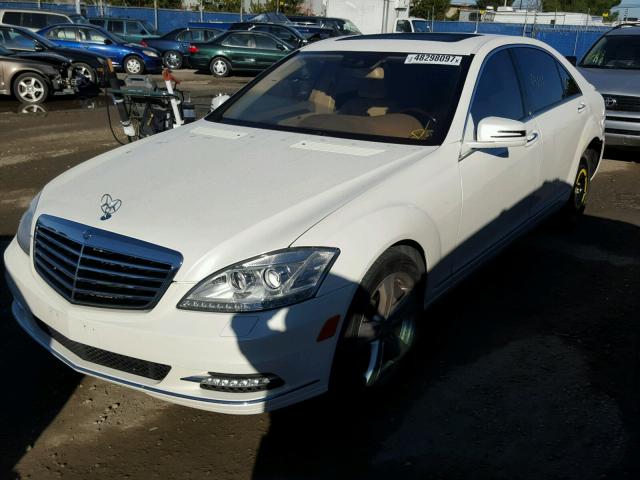 WDDNG7BB2AA330135 - 2010 MERCEDES-BENZ S 550 WHITE photo 2