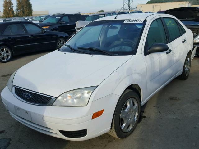 1FAFP34N57W251932 - 2007 FORD FOCUS ZX4 WHITE photo 2