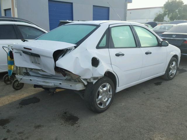 1FAFP34N57W251932 - 2007 FORD FOCUS ZX4 WHITE photo 4