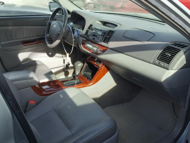 JTDBF32K050162726 - 2005 TOYOTA CAMRY LE 灰色 照片 5