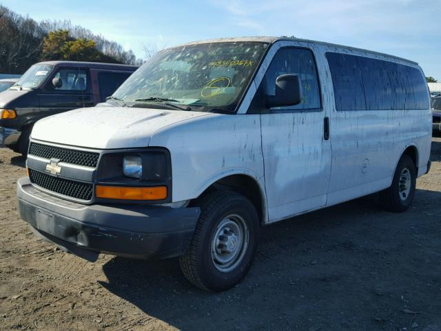 1GAGG25K181178739 - 2008 CHEVROLET EXPRESS G2 WHITE photo 2