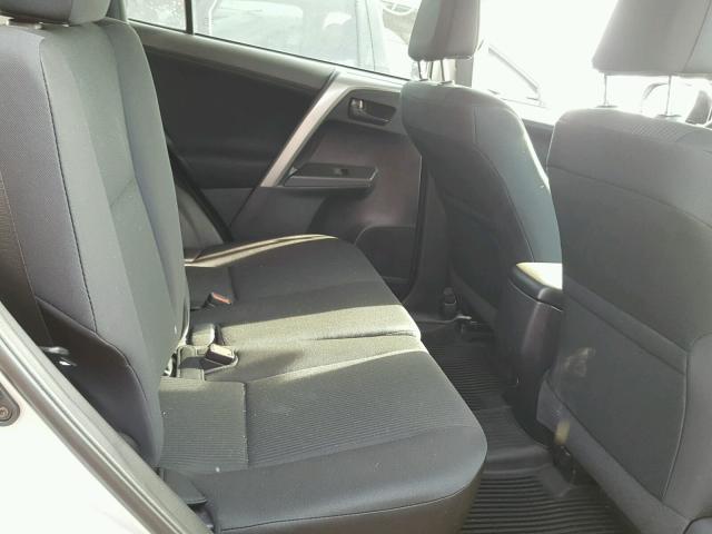 2T3BFREV2HW643165 - 2017 TOYOTA RAV4 LE Gümüş foto 6