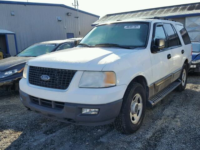 1FMFU16545LA81318 - 2005 FORD EXPEDITION WHITE photo 2