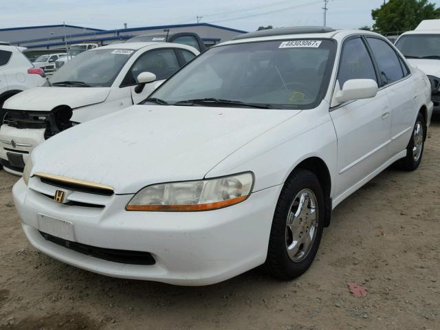 1HGCG6672WA145819 - 1998 HONDA ACCORD EX WHITE photo 2