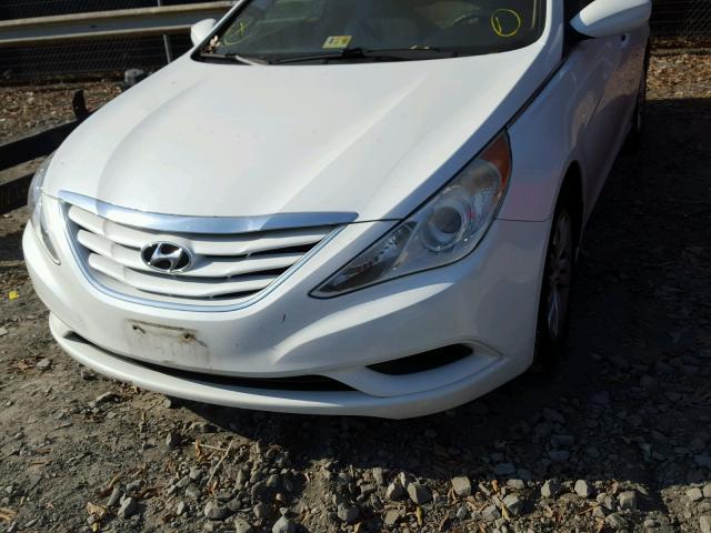 5NPEB4AC5BH097945 - 2011 HYUNDAI SONATA GLS WHITE photo 9