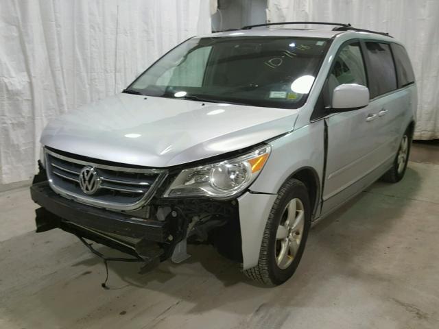 2V8HW34199R609486 - 2009 VOLKSWAGEN ROUTAN SE SILVER photo 2