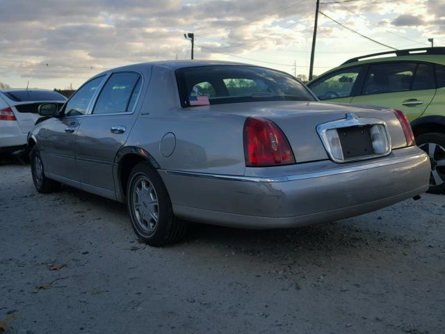 1LNHM82W7YY924838 - 2000 LINCOLN TOWN CAR S SILVER photo 3