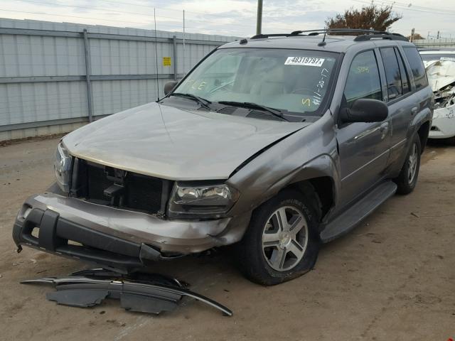 1GNDS13S052334689 - 2005 CHEVROLET TRAILBLAZE GRAY photo 2